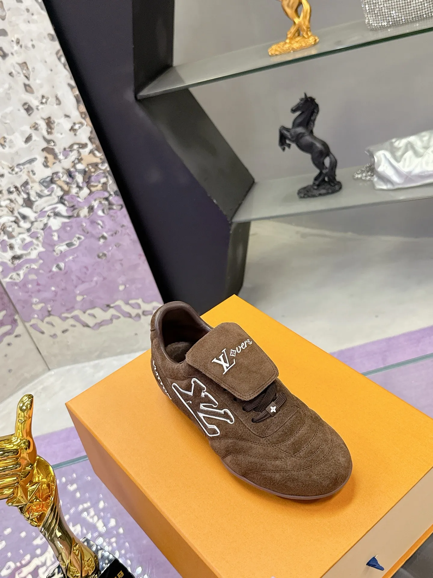 Factory price: 700💰 2025 new LV sneakers for couples, 🔥🔥🔥You will look fashionable when you wear them ❤️ LV football shoe series 💗 This Footprint Soccer sneaker was unveiled in the 2025 spring and summer series fashion show. It is the first sneaker designed by Pharrell Williams inspired by football shoes. The shoes are inspired by football, a sport that spans generations and cultures💎, echoing the theme of unity and universal participation in the 2025 spring and summer series fashion show. The shoe is known for its sleek design, with the dynamic IV Initials logo embellished on the side, the Lvers United emblem inspired by the football team on the tongue, and the sole patterned rubber sole decorated with multiple Louis Vuitton logos. Stylish and casual wear, a trend-setter in the fashion industry. Made of imported cowhide with full craftsmanship💓 Number of sizes (women’s 35-41, women’s 41 customized) (men’s 39-46, 45-46 customized)